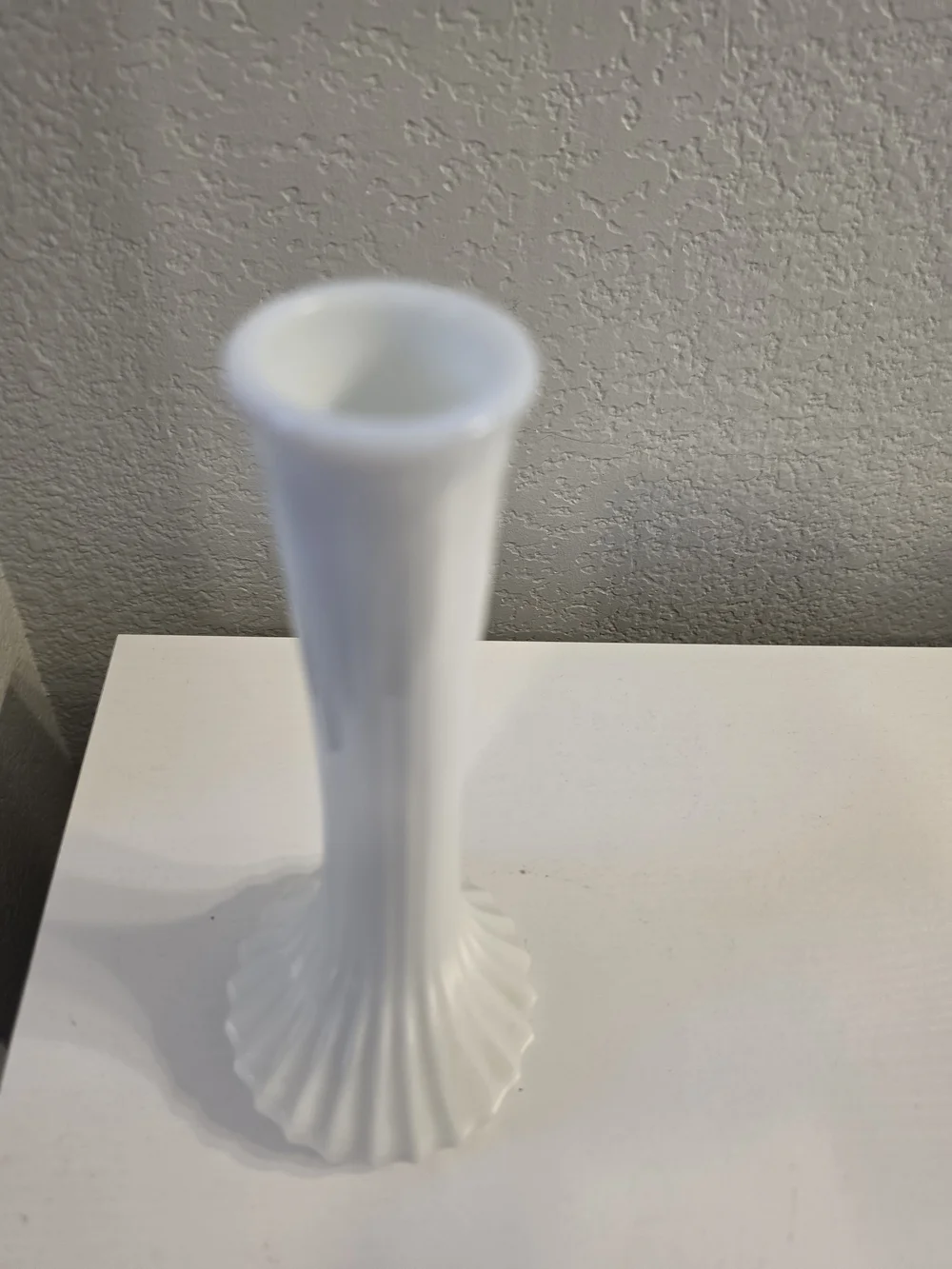 Elegant White Ribbed Ceramic Bud Vase - Modern Accent
